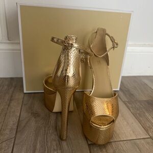 MICHAEL KORS MARTINA PATENT
LEATHER PEEP-TOE PLATFORM PUMP
PALE GOLD 6 NEW